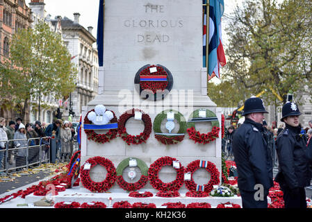 London, Großbritannien. 12. November 2017. (Oben) einen Kranz niedergelegt im Namen der Königin von Prinz Charles ist mit anderen Kränze am Ehrenmal zum Gedenken Sonntag, wo die Mitglieder der königlichen Familie, dignatories und Veteranen gab Tribute zu den Krieg tot früh am Tag gesehen. Credit: Stephen Chung/Alamy leben Nachrichten Stockfoto