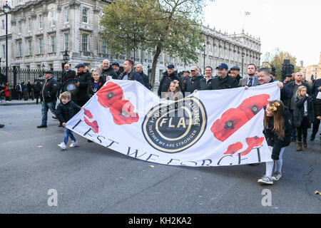 London, Großbritannien. 12. November 2017. Die Mitglieder der Fußball-Jungs Allianz märz hinunter Whitehall, Kränze am Ehrenmal und eine Hommage für die Gefallenen der vergangenen Konflikte legen. Die FLA wurde durch den Fußball-Fans über die jüngsten Terroranschläge in England besorgt gegründet. Credit: Amer ghazzal/Alamy leben Nachrichten Stockfoto