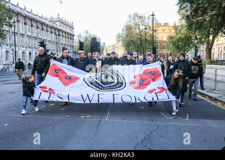 London, Großbritannien. 12. November 2017. Die Mitglieder der Fußball-Jungs Allianz märz hinunter Whitehall Kränze am Ehrenmal und eine Hommage für die Gefallenen der vergangenen Konflikte zu legen. Die fla wurde durch den Fußball-Fans über die jüngsten Terroranschläge in England besorgt gegründet. Credit: Amer ghazzal/alamy leben Nachrichten Stockfoto