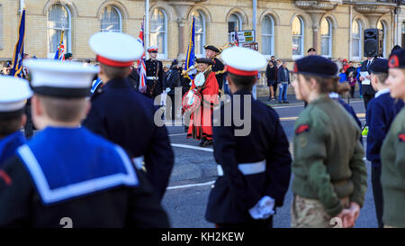 Brighton & Hove, Großbritannien, 12. November 2017 Kranzniederlegung auf das Gedenken Sonntag am Kriegerdenkmal auf Grand Avenue, Hove. Eine Parade zu einem Dienst an Allerheiligen Kirche statt follwed neben. Der stellvertretende Bürgermeister, Stadtrat dee Simson, den ersten Kranz legt. Credit: Clive Jones/alamy leben Nachrichten Stockfoto