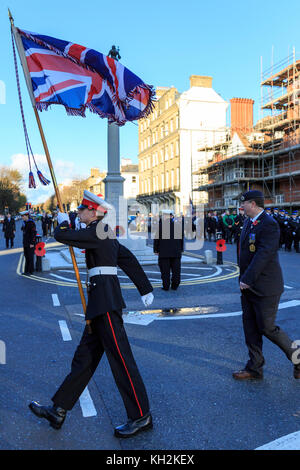 Brighton & Hove, Großbritannien, 12. November 2017 Kranzniederlegung auf das Gedenken Sonntag am Kriegerdenkmal auf Grand Avenue, Hove. Eine Parade zu einem Dienst an Allerheiligen Kirche statt follwed neben. Credit: Clive Jones/alamy leben Nachrichten Stockfoto