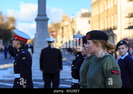 Brighton & Hove, Großbritannien, 12. November 2017 Kranzniederlegung auf das Gedenken Sonntag am Kriegerdenkmal auf Grand Avenue, Hove. Eine Parade zu einem Dienst an Allerheiligen Kirche statt follwed neben. Credit: Clive Jones/alamy leben Nachrichten Stockfoto