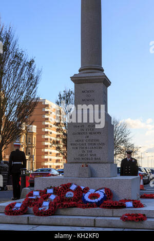 Brighton & Hove, Großbritannien, 12. November 2017 Kranzniederlegung auf das Gedenken Sonntag am Kriegerdenkmal auf Grand Avenue, Hove. Eine Parade zu einem Dienst an Allerheiligen Kirche statt follwed neben. Credit: Clive Jones/alamy leben Nachrichten Stockfoto