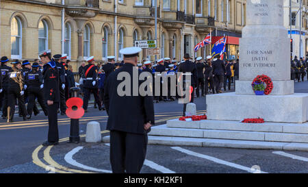 Brighton & Hove, Großbritannien, 12. November 2017 Kranzniederlegung auf das Gedenken Sonntag am Kriegerdenkmal auf Grand Avenue, Hove. Eine Parade zu einem Dienst an Allerheiligen Kirche statt follwed neben, vorbei an der Gedenkstätte. Credit: Clive Jones/alamy leben Nachrichten Stockfoto