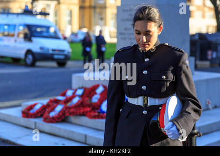 Brighton & Hove, Großbritannien, 12. November 2017 Kranzniederlegung auf das Gedenken Sonntag am Kriegerdenkmal auf Grand Avenue, Hove. Eine Parade zu einem Dienst an Allerheiligen Kirche statt follwed neben. Ein Mitglied der Sea Cadet Corps steht neben der Gedenkstätte. Credit: Clive Jones/alamy leben Nachrichten Stockfoto