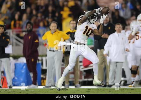 In Pasadena, Kalifornien. 11 Nov, 2017. Die Arizona State Sun Devils wide receiver Kyle Williams (10) macht eine tiefe fangen hinter dem Bruins sekundär für einen grossen Gewinn im Spiel zwischen den Arizona State Sun Devils und den UCLA Bruins, im Rose Bowl in Pasadena, CA. Peter Joneleit Credit: Csm/Alamy leben Nachrichten Stockfoto
