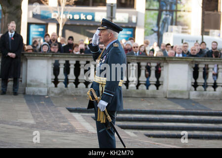 Kenotaph, Belfast City Hall 12. Nov 2017. Air Vice-Marshal D M nivan CB CBE ADC BSc FRAeS RAF Vertretung der Royal Air-Force salutierte nach dem Mohn Kranz am Ehrenmal auf dem Gelände der Belfast City Hall für den Nationalen Tag des Gedenkens. Credit: Bonzo/Alamy leben Nachrichten Stockfoto