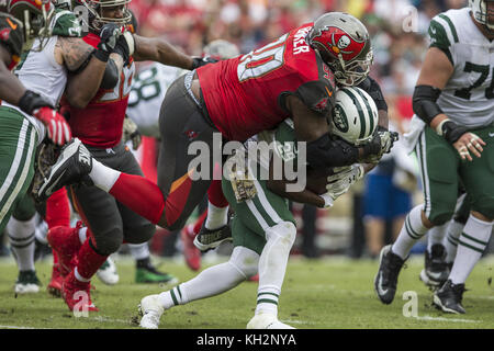 Tampa, Florida, USA. 31. August 2017. New York Jets Running Back Bilal Powell (29) wird im zweiten Quartal am Sonntag, den 12. November 2017 im Raymond James Stadium in Tampa, Florida, von Tampa Bay Buccaneers (90) bekämpft. Quelle: Travis Pendergrass/ZUMA Wire/Alamy Live News Stockfoto