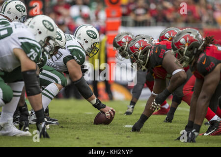 Tampa, Florida, USA. 31. August 2017. Die Offensive Line der New York Jets und die Defensive der Tampa Bay Buccaneers werden am Sonntag, den 12. November 2017 im Raymond James Stadium in Tampa, Florida, ausgetragen. Quelle: Travis Pendergrass/ZUMA Wire/Alamy Live News Stockfoto