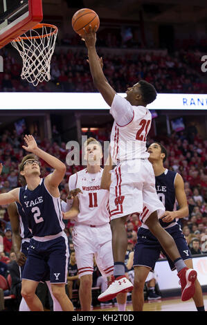 Madison, WI, USA. 12 Nov, 2017. Wisconsin Dachse guard Khalil Iverson #21 Kerben während der NCAA Basketball Spiel zwischen der Yale Bulldogs und die Wisconsin Badgers in der Kohl Center in Madison, WI. Wisconsin besiegt Yale 89-61. John Fisher/CSM/Alamy leben Nachrichten Stockfoto