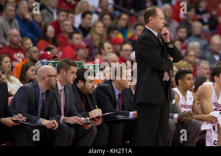 Madison, WI, USA. 12 Nov, 2017. Wisconsin Head Coach Greg Gard an schaut während der NCAA Basketball Spiel zwischen der Yale Bulldogs und die Wisconsin Badgers in der Kohl Center in Madison, WI. Wisconsin besiegt Yale 89-61. John Fisher/CSM/Alamy leben Nachrichten Stockfoto