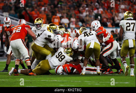 Miami Gardens, Florida, USA. 11 Nov, 2017. Den Notre Dame Fighting Irish enthalten einen Vorschuss auf die Miami Hurricanes im College Football Spiel im Hard Rock Stadion in Miami Gardens, Florida. Miami gewann 41-8. Mario Houben/CSM/Alamy leben Nachrichten Stockfoto