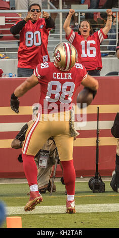 Santa Clara, Kalifornien, USA. 12 Nov, 2017. San Francisco 49ers tight end Garrett Celek (88) feiert Touchdown am Sonntag, 12. November 2017, in Levis Stadion in Santa Clara, Kalifornien. Die 49ers die Riesen besiegte 31-21. Al Golub/CSM/Alamy leben Nachrichten Stockfoto