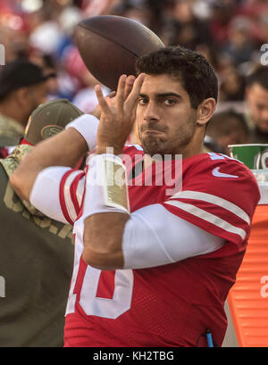 Santa Clara, Kalifornien, USA. 12 Nov, 2017. San Francisco 49ers quarterback Jimmy Garoppolo (10) am Sonntag, 12. November 2017, in Levis Stadion in Santa Clara, Kalifornien. Die 49ers die Riesen besiegte 31-21. Al Golub/CSM/Alamy leben Nachrichten Stockfoto