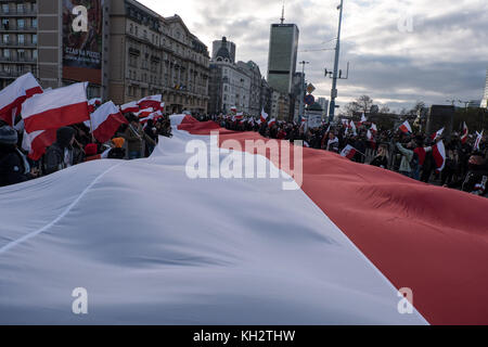 Warschau, Warschau, Polen. November 2017. Die riesige polnische Flagge wird von Dutzenden von Menschen gehalten, während Tausende sich zum jährlichen nationalistischen marsch des Unabhängigkeitstages von PolandÂ versammeln. Der polnische Unabhängigkeitstag ist ein jährlicher Tag zum Jahrestag der Wiederherstellung der polnischen Souveränität von den Deutschen, der am 11. November gefeiert wird. Quelle: SOPA/ZUMA Wire/Alamy Live News Stockfoto