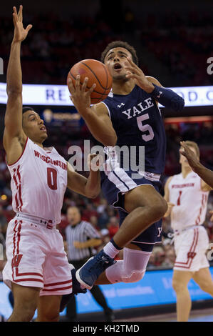 Madison, WI, USA. 12 Nov, 2017. Während der NCAA Basketball Spiel zwischen der Yale Bulldogs und die Wisconsin Badgers in der Kohl Center in Madison, WI. Wisconsin besiegt Yale 89-61. John Fisher/CSM/Alamy leben Nachrichten Stockfoto