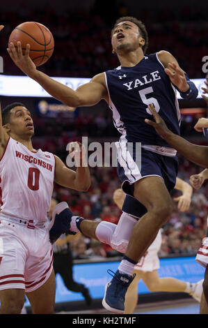Madison, WI, USA. 12 Nov, 2017. Während der NCAA Basketball Spiel zwischen der Yale Bulldogs und die Wisconsin Badgers in der Kohl Center in Madison, WI. Wisconsin besiegt Yale 89-61. John Fisher/CSM/Alamy leben Nachrichten Stockfoto