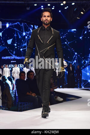 Mumbai, Indien. 12 Nov, 2017. indische Schauspieler Shahid Kapoor Spaziergänge die Rampe in vanheusen gq Mode nächte Fashion Show im Hotel Taj Lands endet in Mumbai. Azhar Khan/alamy leben Nachrichten Stockfoto