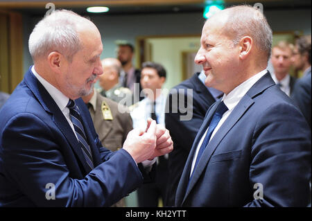 Brüssel, Belgien November 2017. Der polnische Verteidigungsminister Antoni Macierewicz (L) und der ungarische Verteidigungsminister Istvánné Szécsényi vor dem FAC, dem EU-Außenministerrat in Brüssel, Belgien, am 13.11.2017 von Wiktor Dabkowski Credit: Wiktor Dabkowski/ZUMA Wire/Alamy Live News Stockfoto
