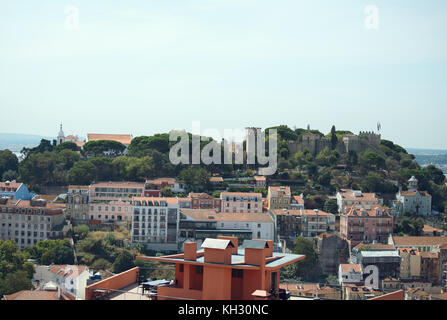 Das Schloss von St. George und die Kirche von Santa Cruz in Lissabon. Stockfoto