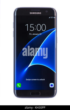Varna, Bulgarien - 09. März 2016: Studioaufnahme eines schwarzen Samsung Galaxy S7 Edge Smartphones, mit 12 MP, f 1,7, 26mm Kamera, Quad-Core 2,6 GHz und 144 Stockfoto