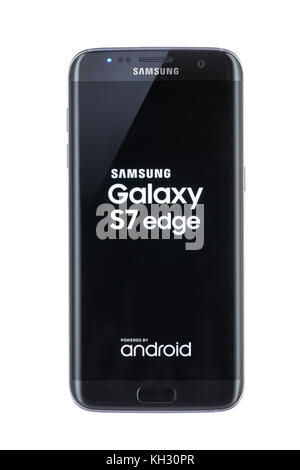 Varna, Bulgarien - 09. März 2016: Studioaufnahme eines schwarzen Samsung Galaxy S7 Edge Smartphones, mit 12 MP, f 1,7, 26mm Kamera, Quad-Core 2,6 GHz und 144 Stockfoto