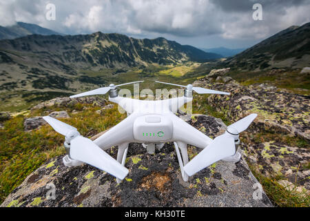 Varna, Bulgarien - 6, 2016 August: Flying drone Quadcopter dji Phantom 4 optimierte Vision positioning system Stockfoto