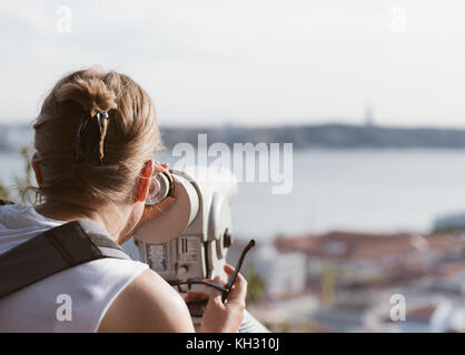 Frau mit Münzautomat Panoramablick Teleskop. Stockfoto