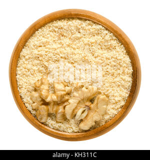 Geriebene Walnüsse und walnut Kernels Hälften in Houten. Nussbaum Mahlzeit, in der Bäckerei verwendet. geerdet Kerneln. Samen der gemeinsamen Walnussbaum, Juglans regia. Stockfoto