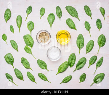Frische Spinatblätter rund um Gewürze und Würzmittel gelegt, kochen vegetarisch Salat, Rahmen, Platz für Text, Ansicht von oben Stockfoto