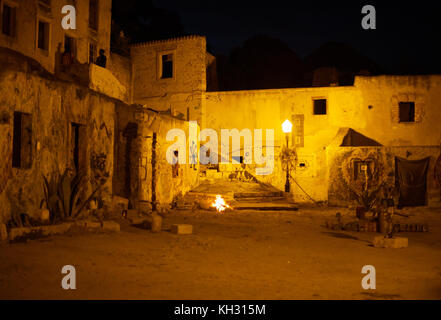 Urbane Ruinen im Zentrum von Lissabon bei Nacht. Stockfoto