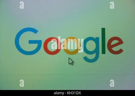 NOVI SAD, SERBIEN – 8. NOVEMBER 2017: Google-Logo auf dem Computerbildschirm. Google ist ein us-amerikanisches Unternehmen, das sich auf Online-Werbetechnologien spezialisiert hat Stockfoto