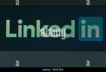Novi Sad, Serbien - 8. November 2017: linkedin Logo auf dem Computer Monitor. Linkedin ist ein Business Social Networking Service. Stockfoto