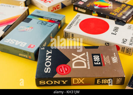 NOVI SAD, Serbien - NOVEMBER 6, 2017: Verschiedene VHS-Videokassetten. Video Home System und Verbraucher- analoge Videoaufzeichnung auf Bandkassetten Standard, Stockfoto