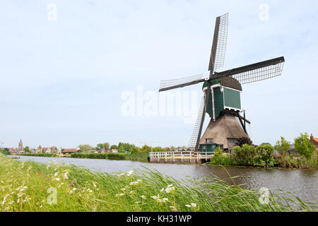 Holländische Windmühle in typischen Hollands Landschaft in der Nähe des Flusses Stockfoto