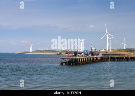 Der Blick über den Fluss Derwent auf Windenergieanlagen in Workington, North West England. Stockfoto