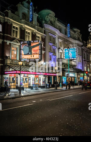 Thriller und Jamie in der Shaftesbury Avenue in Londons Theatreland. Stockfoto