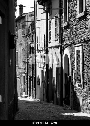 Typische italienische kleine Gasse in einer kleinen Stadt Stockfoto