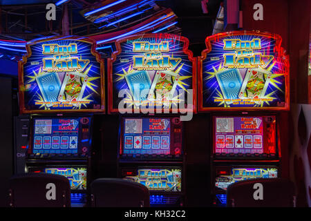 Finden Sie die Lady Spielautomaten in einer Spielhalle in Chinatown im Londoner West End, England, Großbritannien Stockfoto