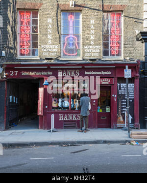 Hanks Gitarren auf Denmark Street, alias Tin Pan Alley, London, UK Stockfoto