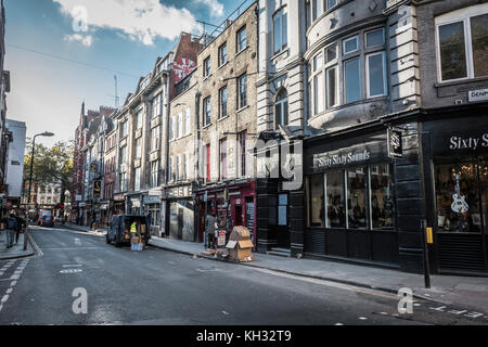 60 60 Sounds auf Denmark Street, alias Tin Pan Alley, London, UK Stockfoto