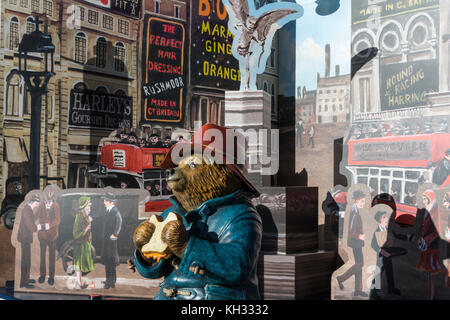 Michael Bond's Paddington Bear beim Essen eines Sandwiches in einem Pop-up-Restaurant des Paddington Bear auf dem Peter's Hill in der Nähe der St Paul's Cathedral, London, Großbritannien Stockfoto