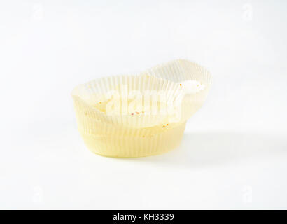 Leere Papier cupcakes Fällen auf weißem Hintergrund Stockfoto