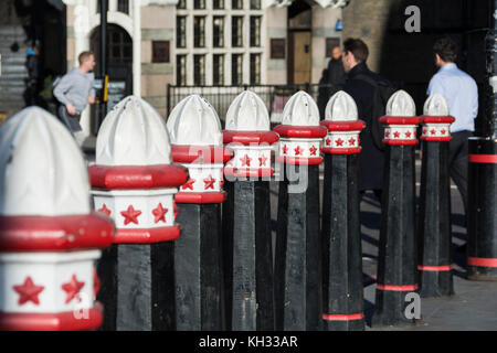 Eine Reihe von der Londoner City Poller auf der Nordseite der Blackfriars Bridge außerhalb Blackfriars Station, London, UK. Stockfoto