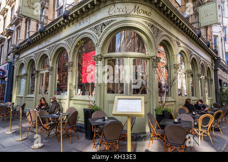 Coco Momo den ganzen Tag das Cafe und die Bar im Freien auf marleybone High Street, London, England, Großbritannien Stockfoto