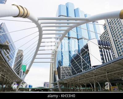 Bangkok, Thailand - 7. September 2016: Dach der Skywalk zwischen BTS Skytrain Station Chong Nonsi vertauschen und brt Sathorn statioin Stockfoto