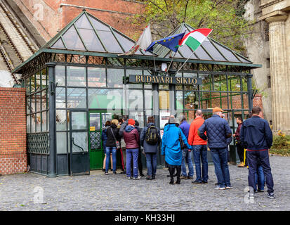 Touristen am Eingang der Standseilbahn in Budapest. Stockfoto