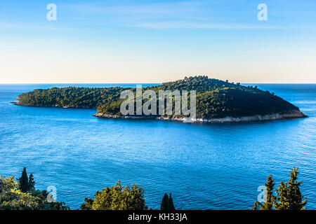 Luftaufnahme auf die Insel Lokrum vor der Riviera von Dubrovnik, Kroatien Mittelmeer. Stockfoto