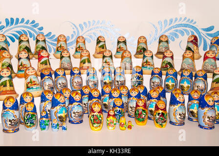 Einige Sätze der traditionellen russischen holz handbemalt Puppen matryoshkas in Zeilen ausgestellt auf den Zähler für einen Souvenirshop Stockfoto