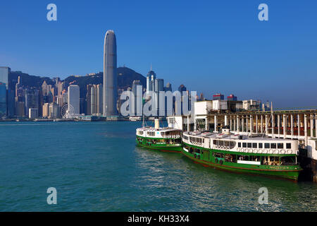 Die Skyline der Stadt von zentraler über den Victoria Harbour und die Star Ferry in Hongkong, China Stockfoto